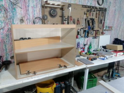 عکس تعمیر مصنوعات چوبی