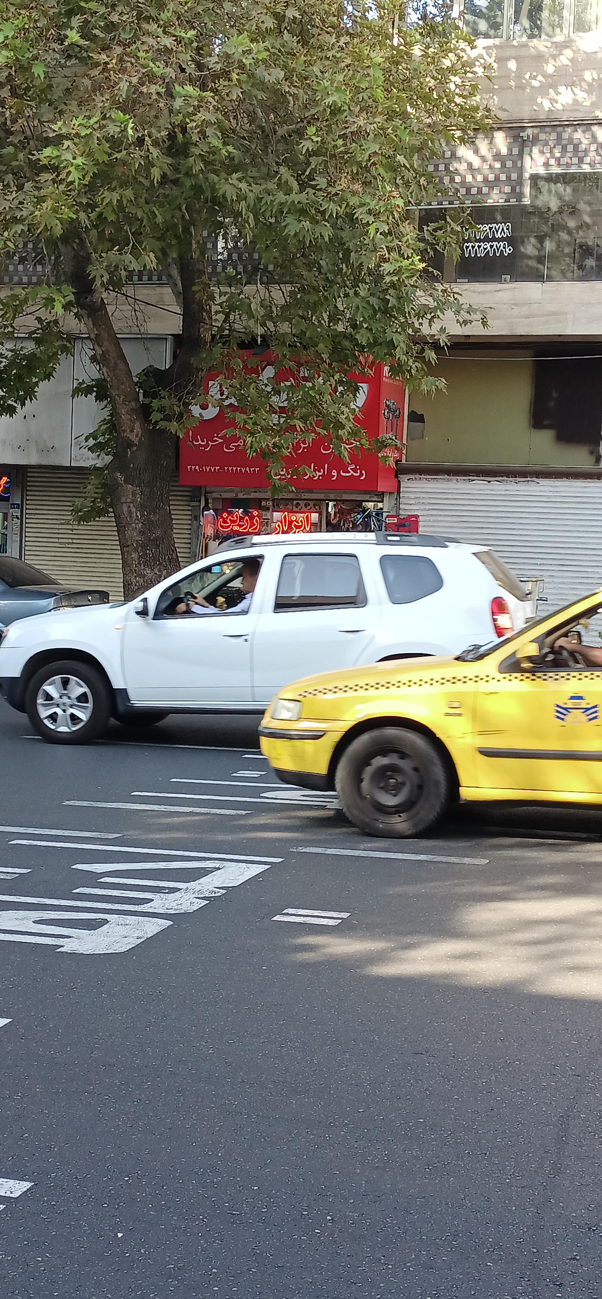 عکس رنگ و ابزار زرین