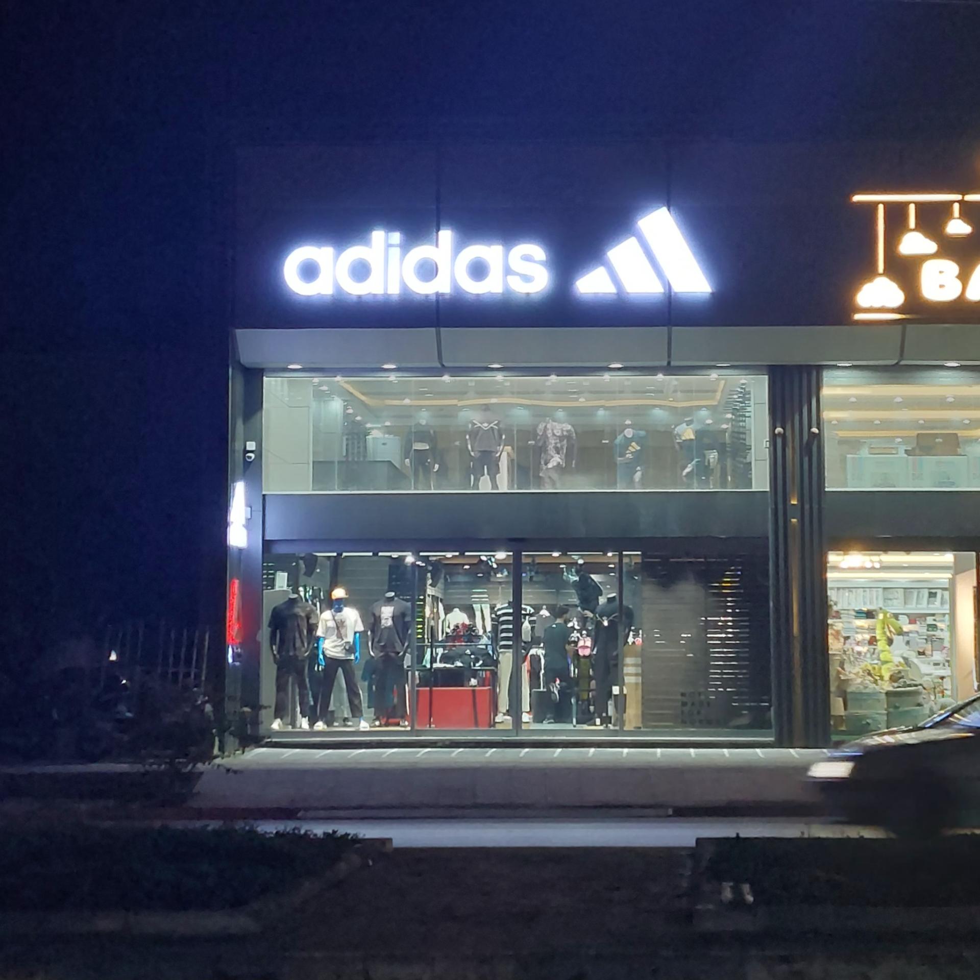 عکس لوازم ورزشی آدیداس 