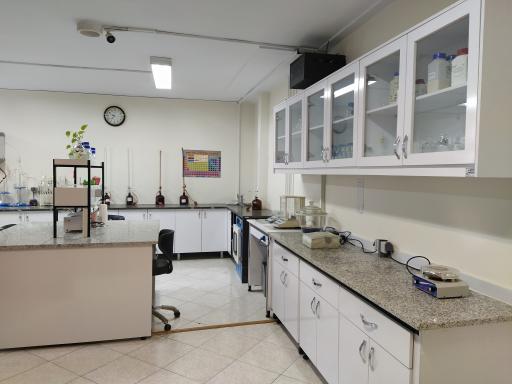 عکس آزمایشگاه آب و خاک شرکت دانش  بنیان آب راهبر محاسب (آبرام)