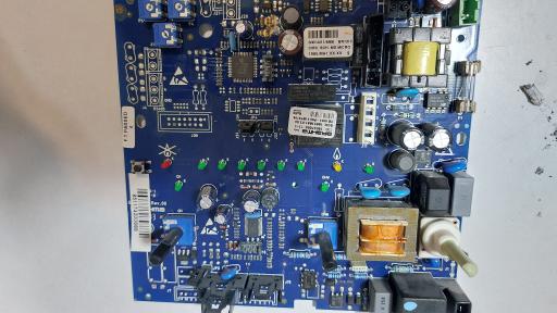 عکس تعمیر پکیج برد پکیج تصفیه آب