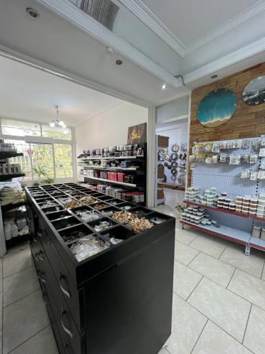 عکس فروشگاه هنری رزین‌مال