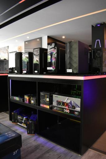 عکس تجهیزات گیمینگ تخت جمشید