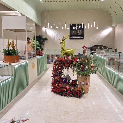 عکس کافه و شیرینی لبنانی رولان