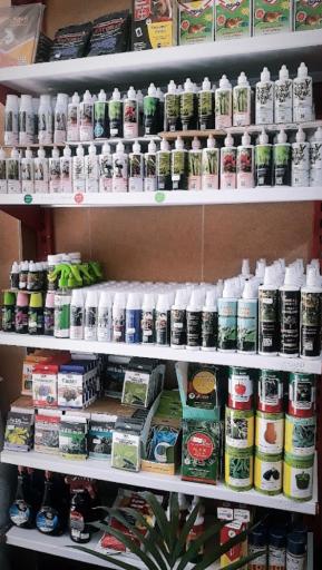 عکس سم فروشی یاس سفید(مهندس حسین زاده،مهندس رضایی)