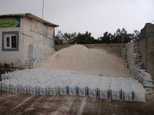 عکس انبار مصالح ساختمانی و پوکه معدنی حقیقی