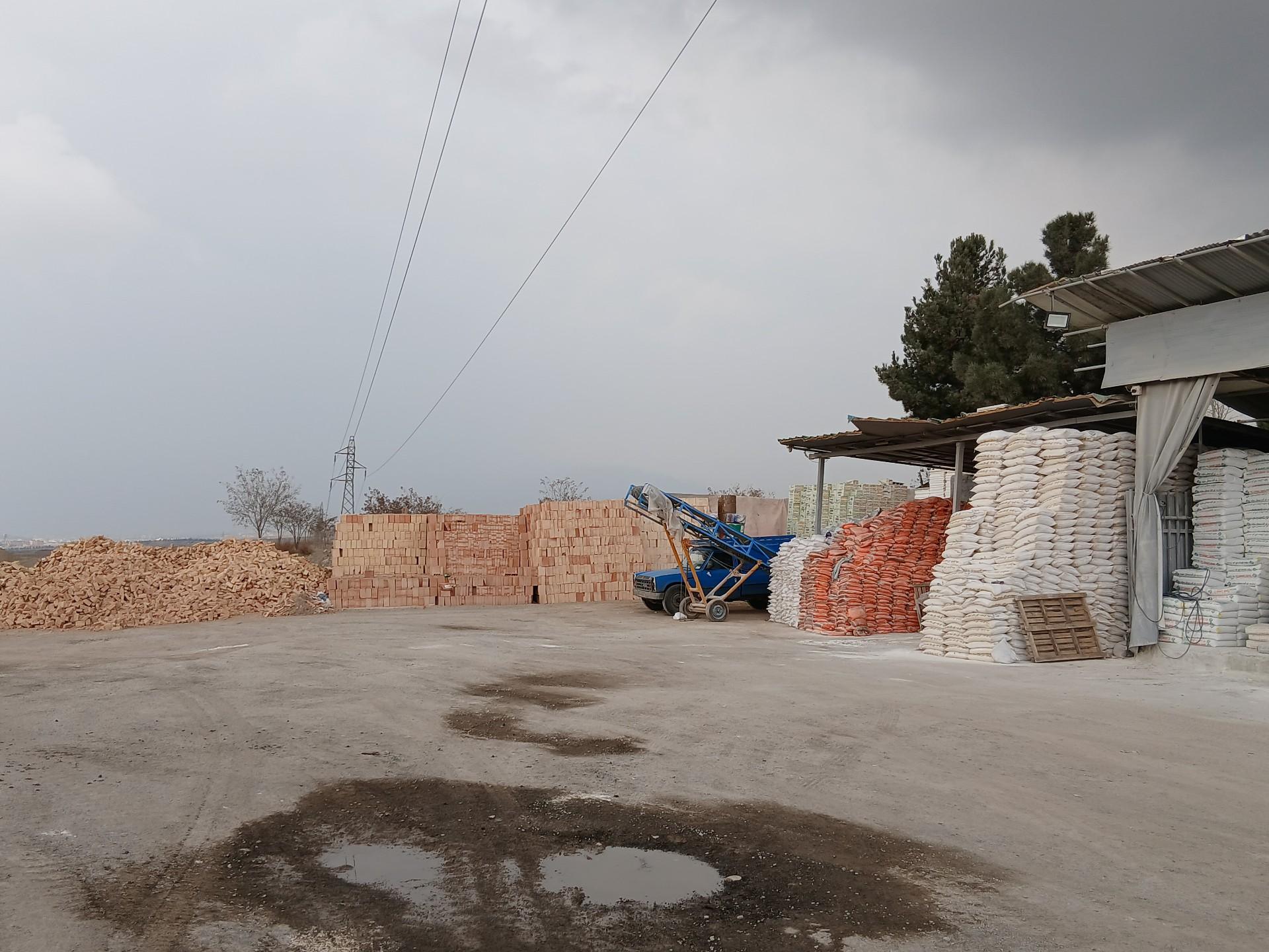 عکس انبار مصالح ساختمانی و پوکه معدنی حقیقی