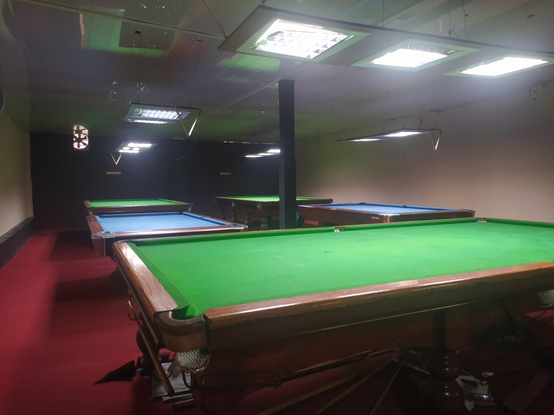 عکس باشگاه بیلیارد توپ سفید