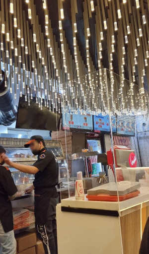 عکس رستوران زنجیره‌ای قلب سفید