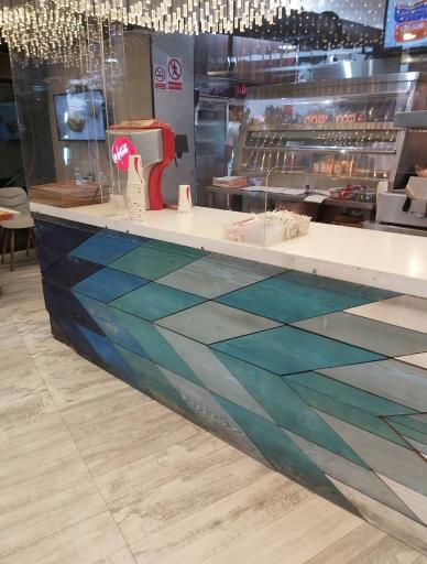 عکس رستوران زنجیره‌ای قلب سفید