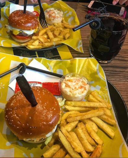 عکس رستوران زنجیره‌ای قلب سفید