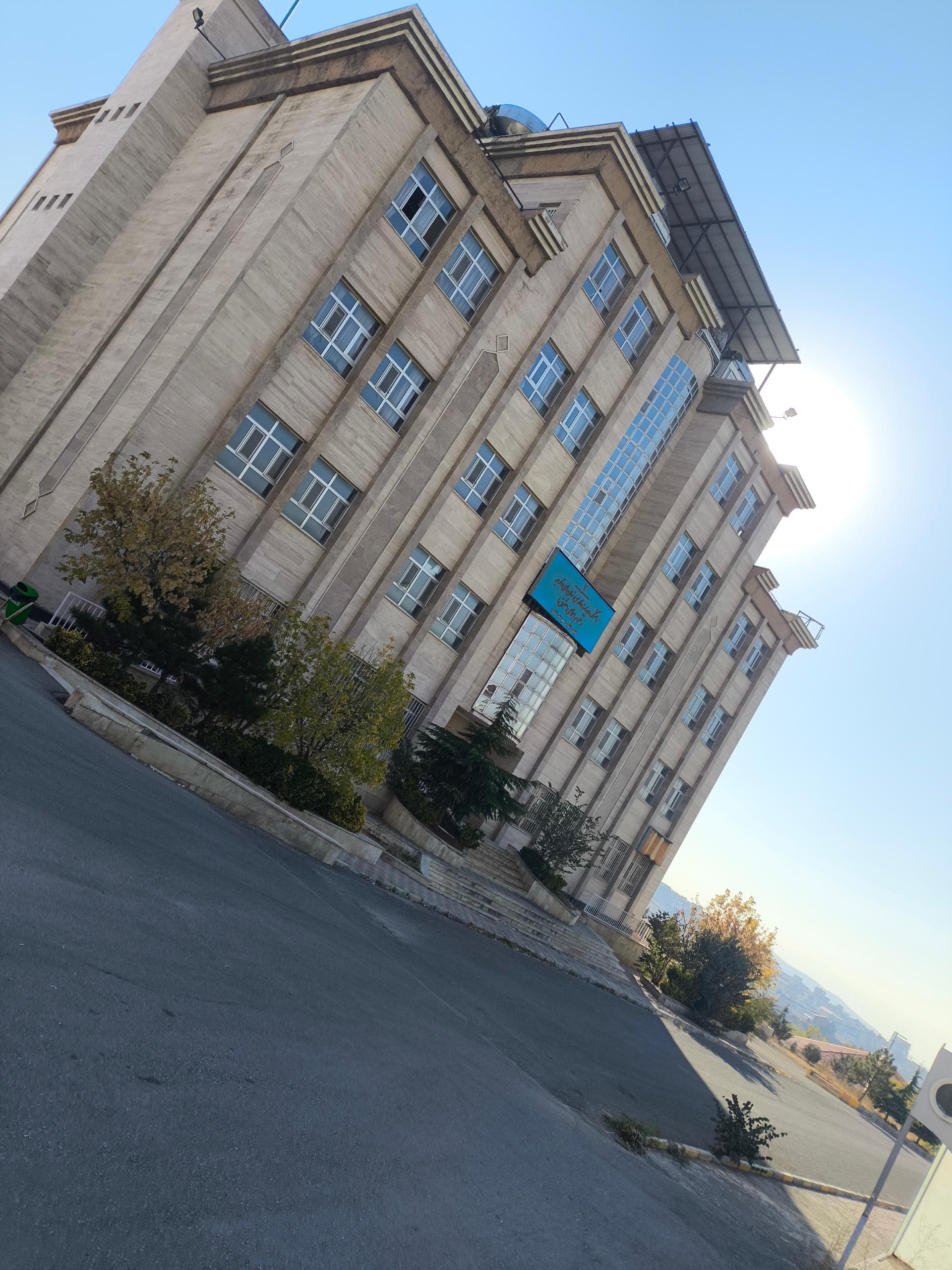 عکس دانشکده ادبیات فارسی و زبان های خارجه و علوم اجتماعی