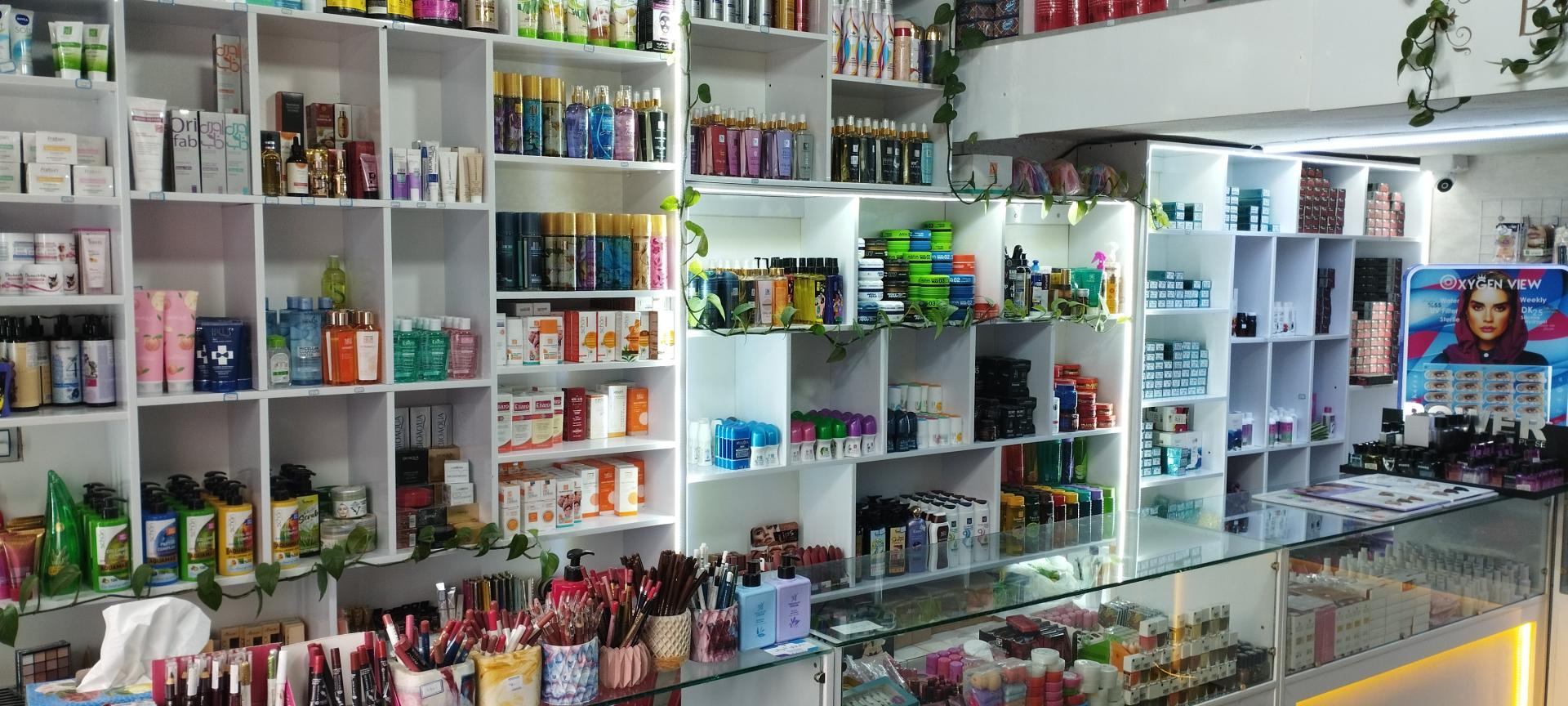 عکس فروشگاه لوازم آرایشی برند