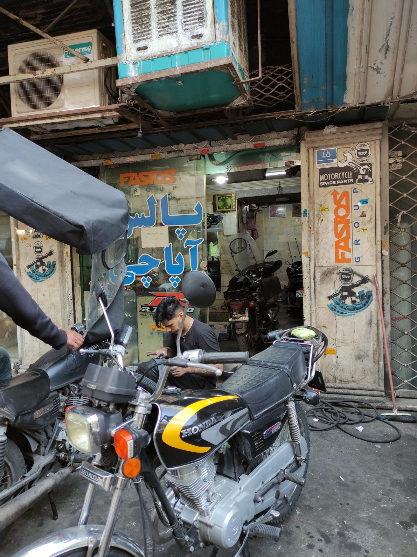 عکس تعمیرگاه موتورسیکلت