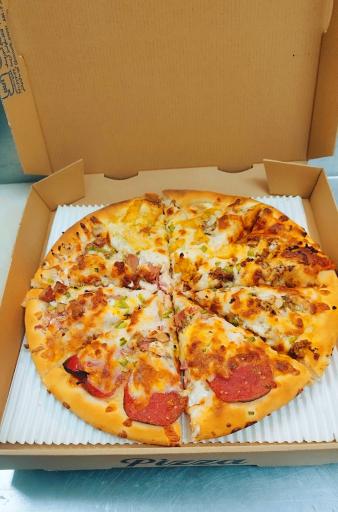 عکس پیتزا روشن