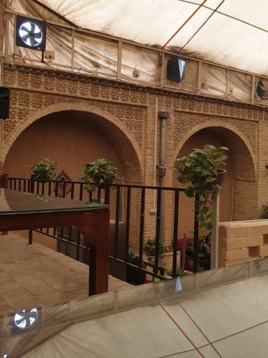 عکس رستوران حیاط خلوت