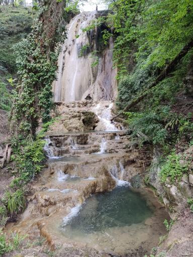 عکس آبشار آهکی اسکیلیم