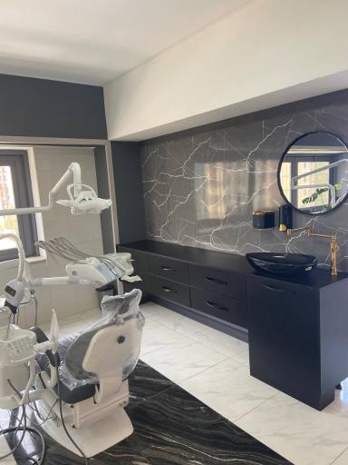 عکس کلینیک دندانپزشکی دکتر دانشور