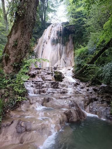 عکس آبشار آهکی اسکیلیم