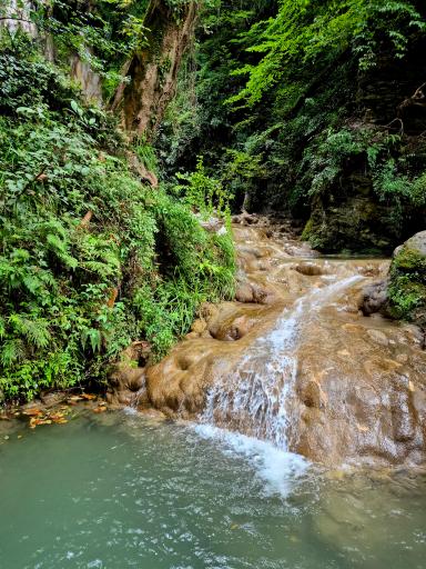 عکس آبشار آهکی اسکیلیم