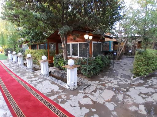 عکس باغچه رستوران آب و آتش