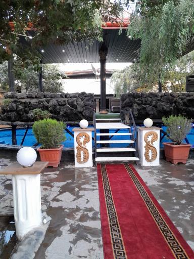 عکس باغچه رستوران آب و آتش