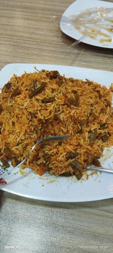 عکس کترینگ و غذای آماده جوان