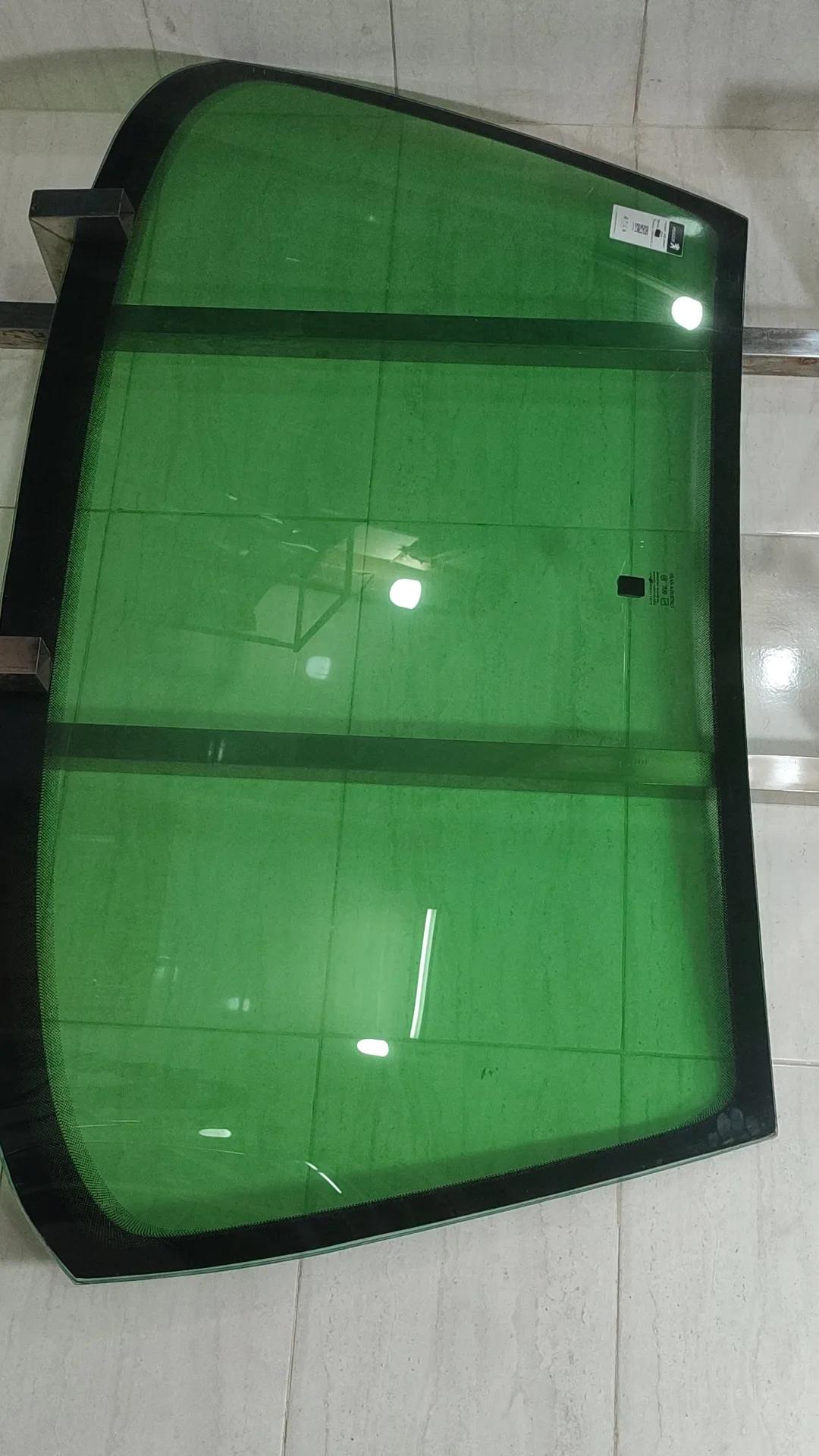 عکس شیشه اتومبیل خوش اخلاق نمایندگی شیشه اسپادانا