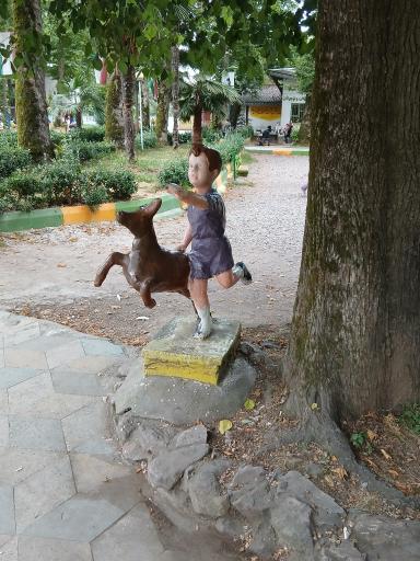 عکس مجسمه نمادین  مراقبت کودک از حیوانات