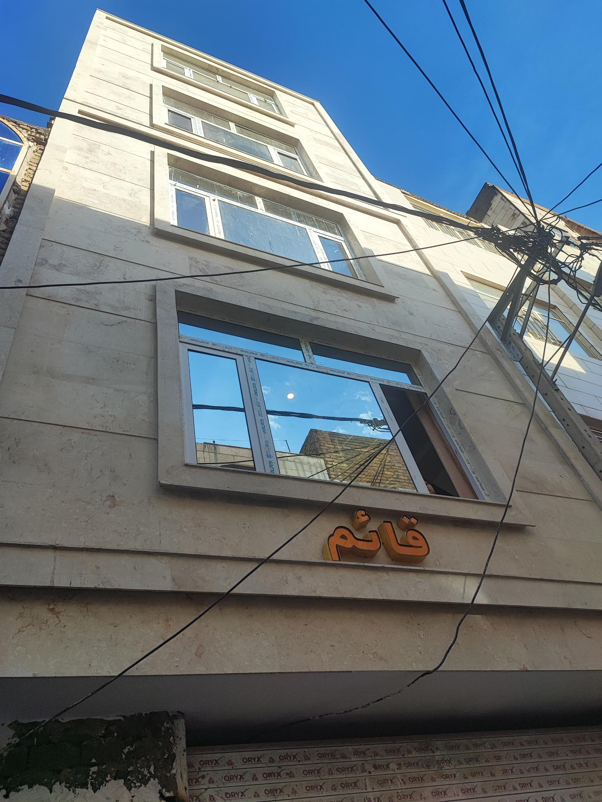 عکس ساختمان مسکونی قائم