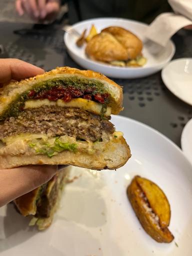 عکس رستوران هِلو شف زعفرانیه