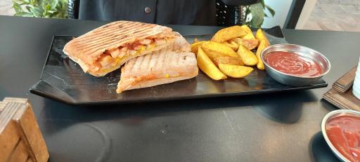 عکس عمارت آفرید