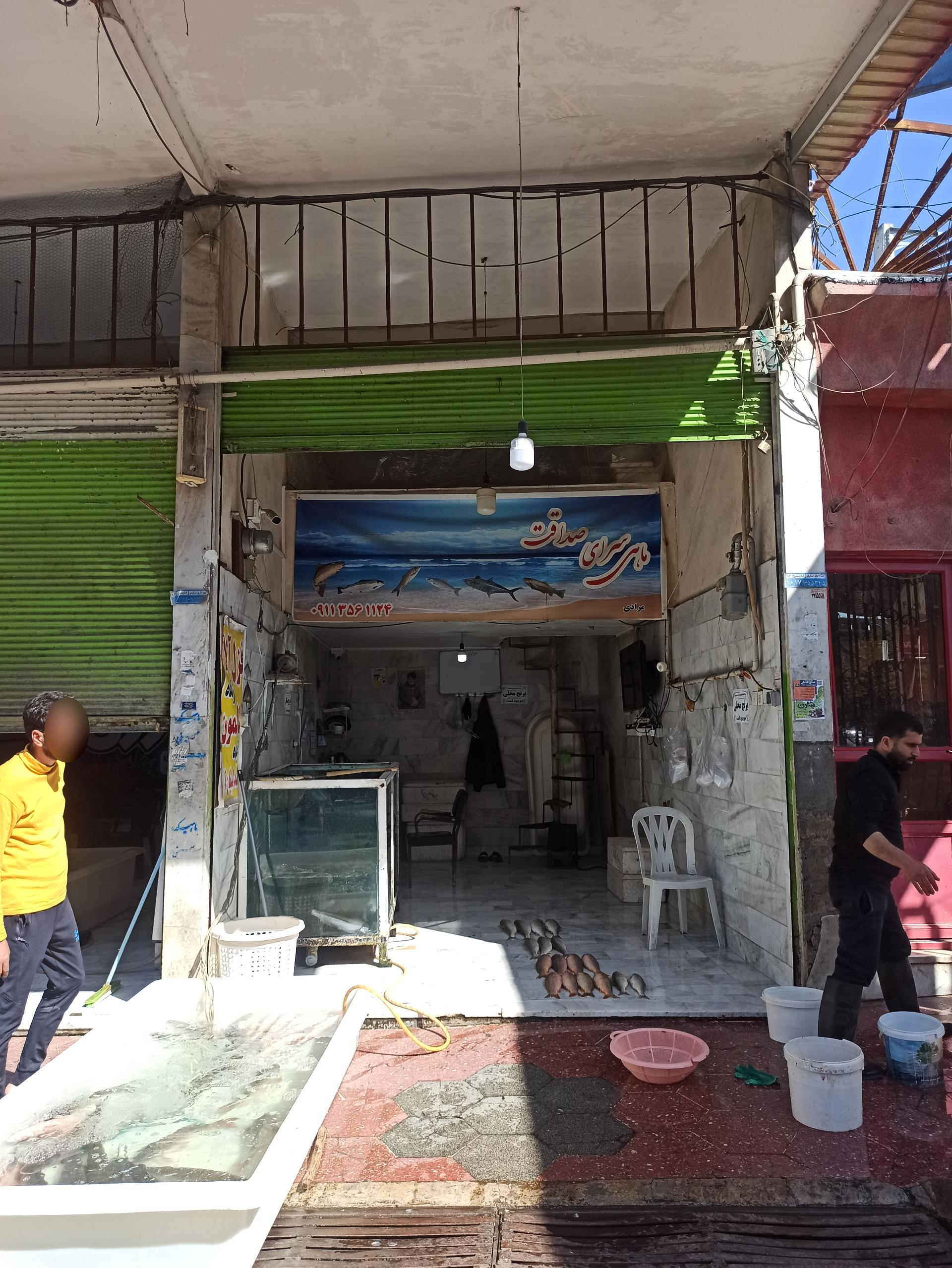 عکس بازار ماهی فروشان