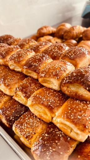 عکس نان محلی و شیرینی جوانه