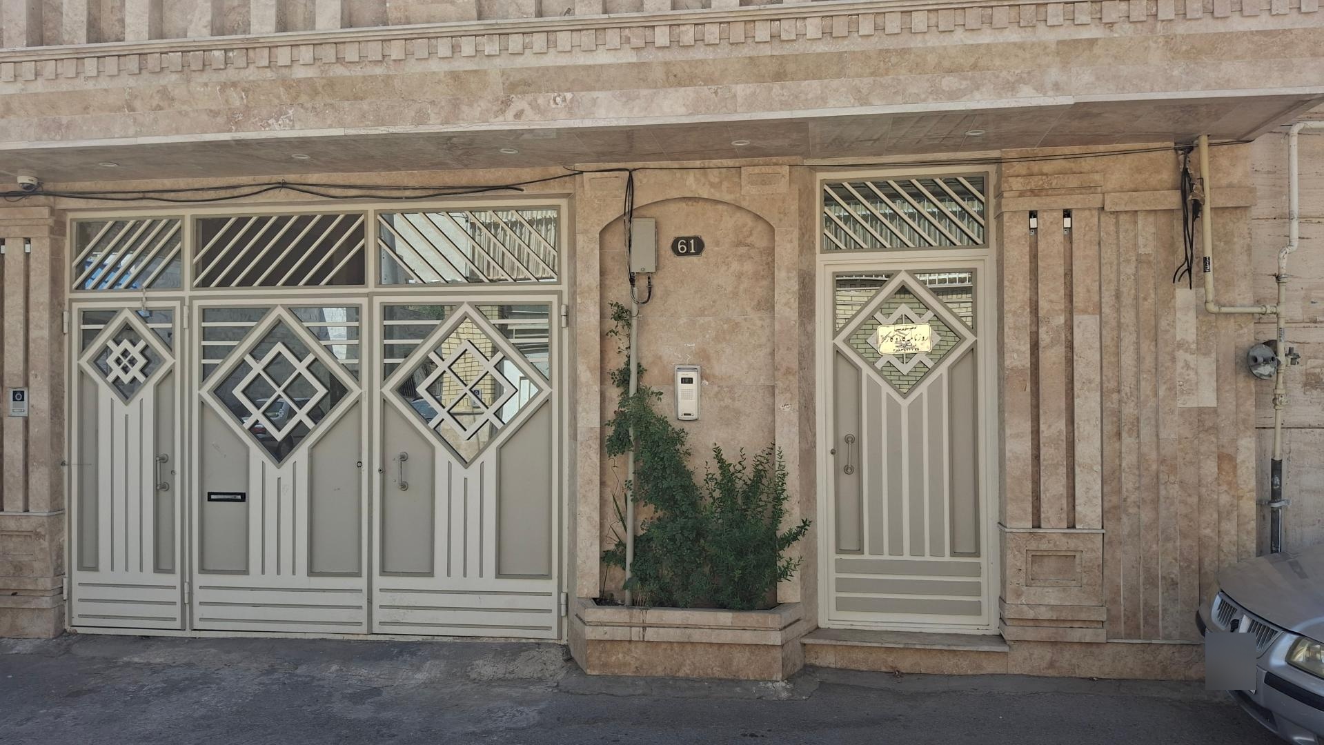 عکس سرپرستی روزنامه کار و کارگر 