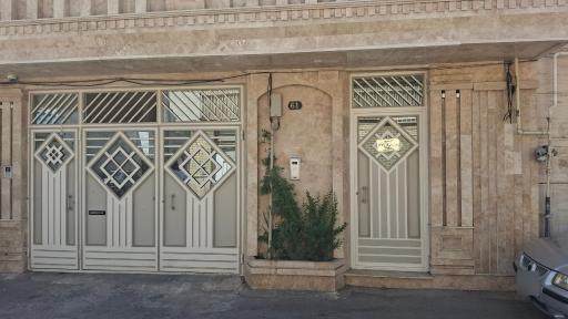 عکس سرپرستی روزنامه کار و کارگر 