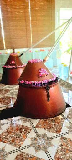 عکس گلاب و عرقیات جهاد سعید فرامرزی