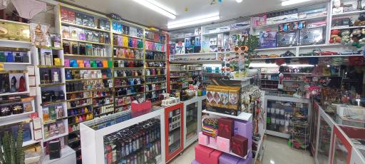 عکس فروشگاه لوازم آرایشی محبوبی