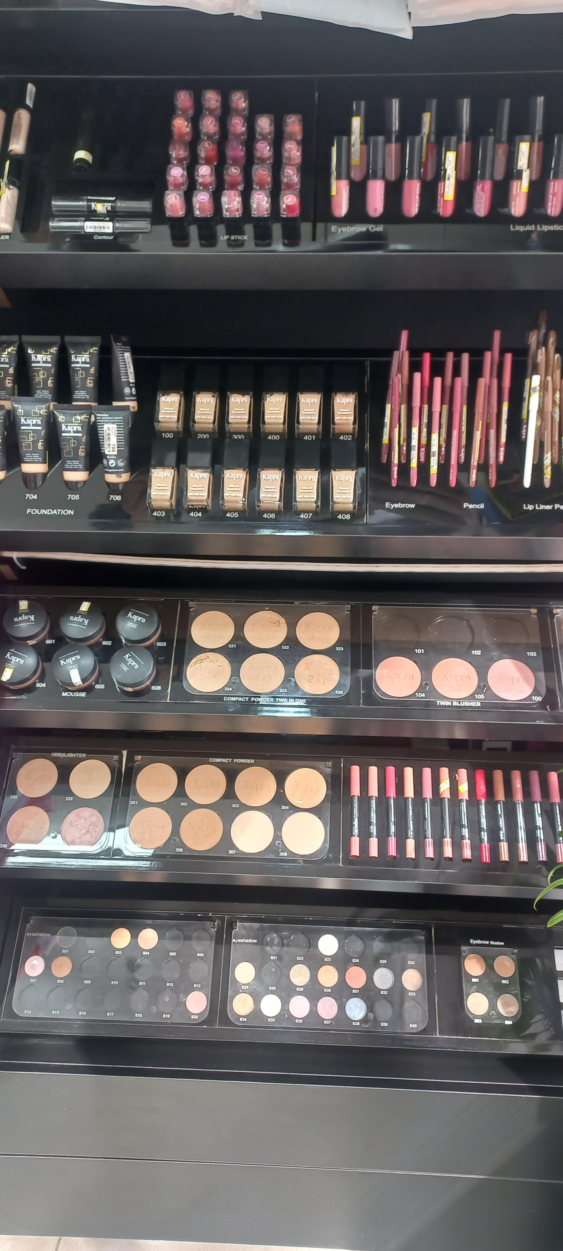 عکس فروشگاه لوازم آرایشی محبوبی