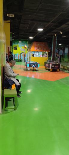 عکس مرکز خرید و شهربازی ساناشار