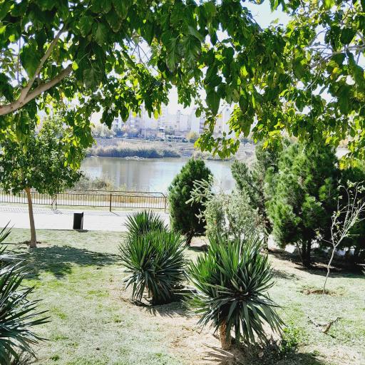 عکس دریاچه آبی فروزان