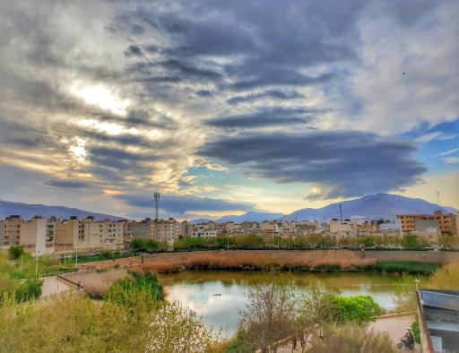 عکس دریاچه آبی فروزان