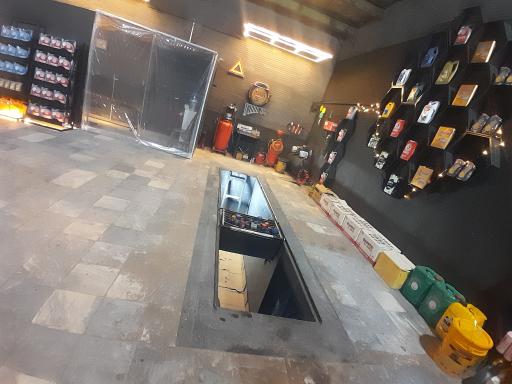 عکس تعویض روغن امیر