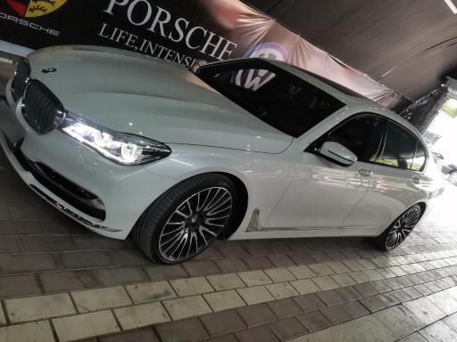 عکس تعمیرگاه و تعویض روغن صفری