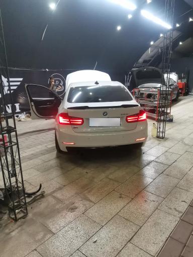 عکس تعمیرگاه و تعویض روغن صفری