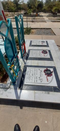 عکس آرامگاه شهید دانیال رضا زاده و حسین زینال زاده