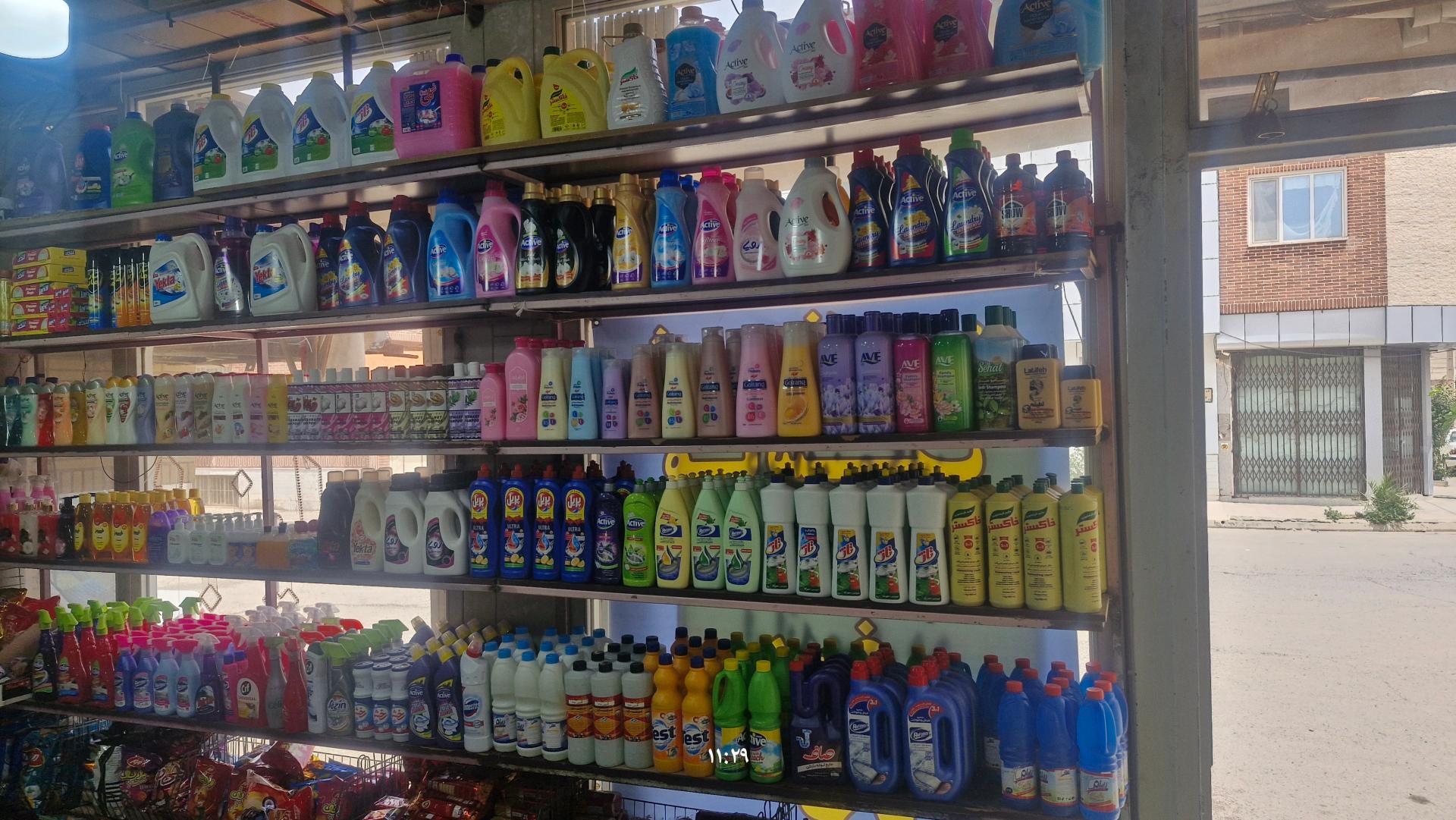 عکس فروشگاه مواد غذایی صادقی