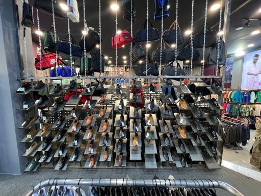 عکس فروشگاه کفش و لباس کوئلی شاپ