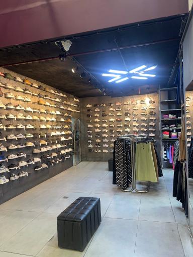 عکس فروشگاه کفش و لباس کوئلی شاپ