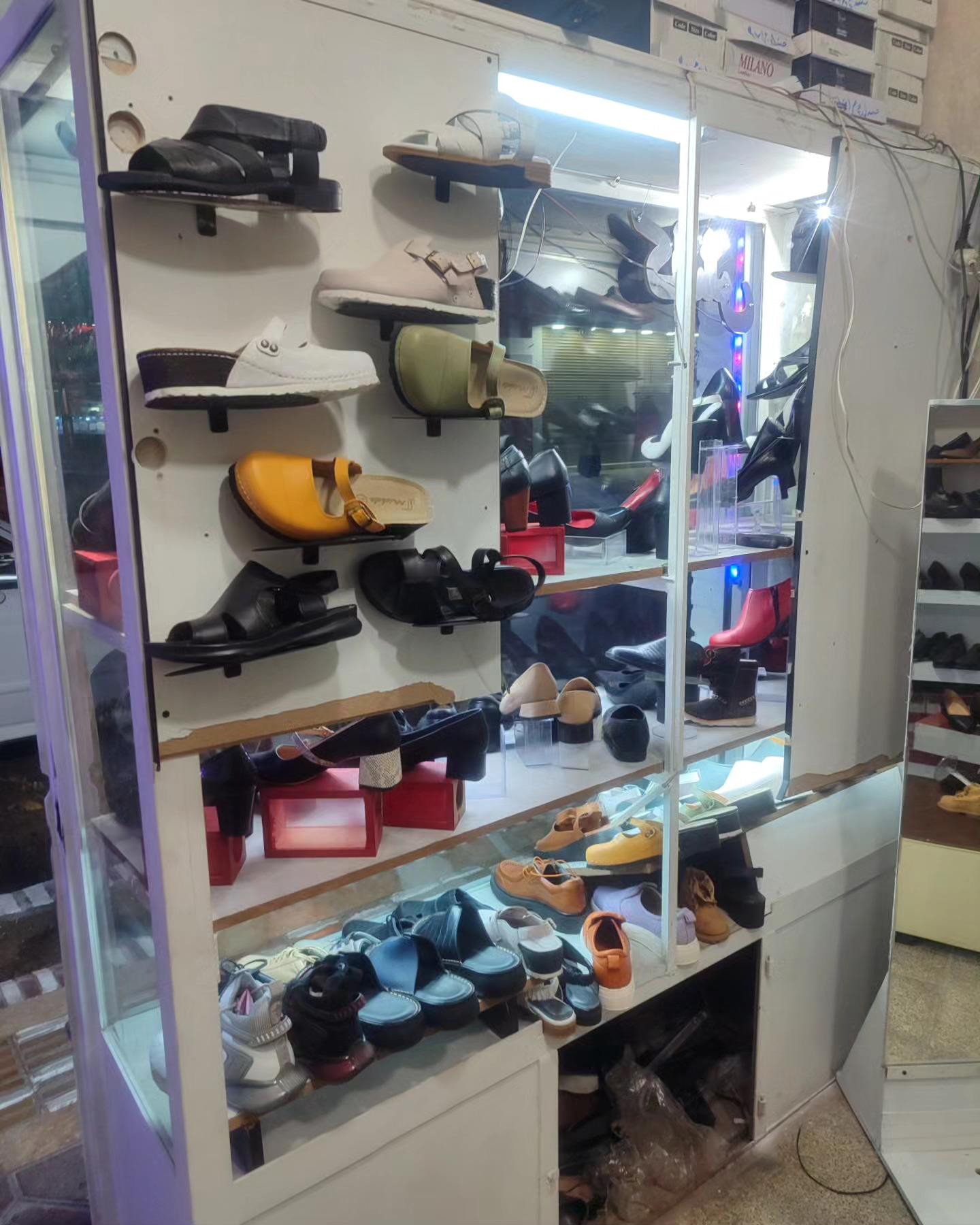 عکس فروشگاه کیف و کفش چرم کاریبو